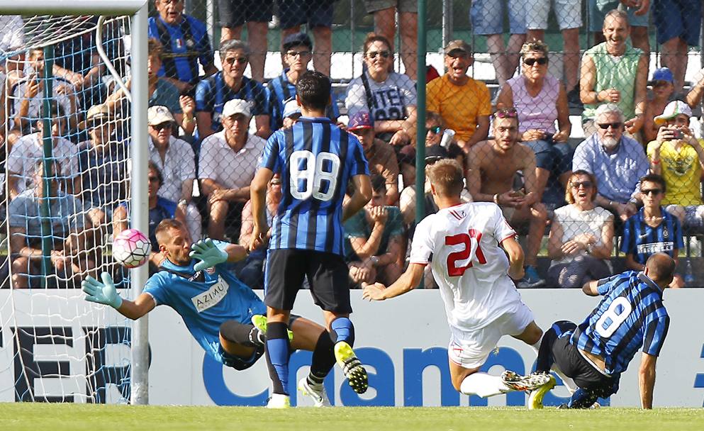 Rodrigo Palacio anticipa Benussi in uscita e porta l&#39;Inter in vantaggio:  appena l&#39;ottavo minuto. LaPresse